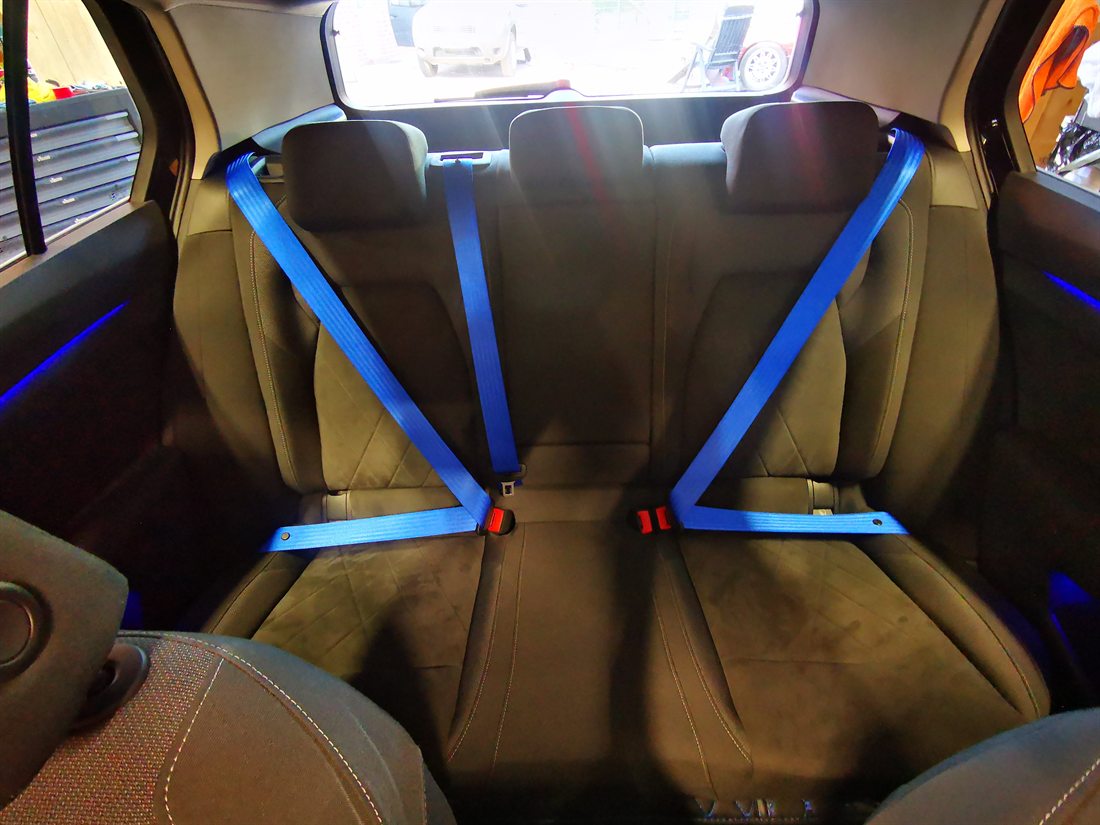 Verbautes Clubsport-Interieur mit Gurten auf der Rückbank